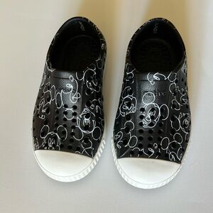Disney Mickey Mouse toddler natives size 7
